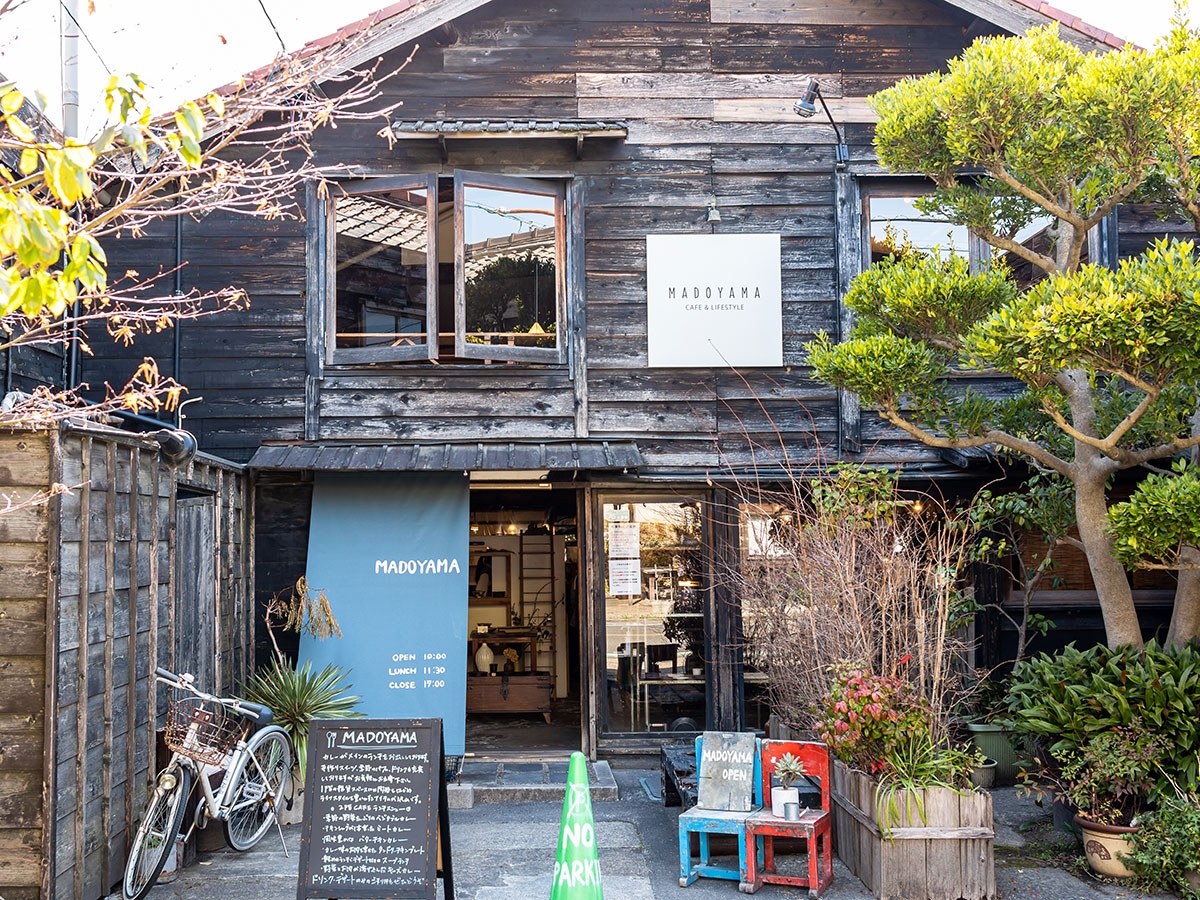 Yakimono Sanpo Michi Casual Pottery Cafe Perfect for Strolling